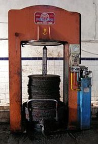 Hydraulic press with fibre mats